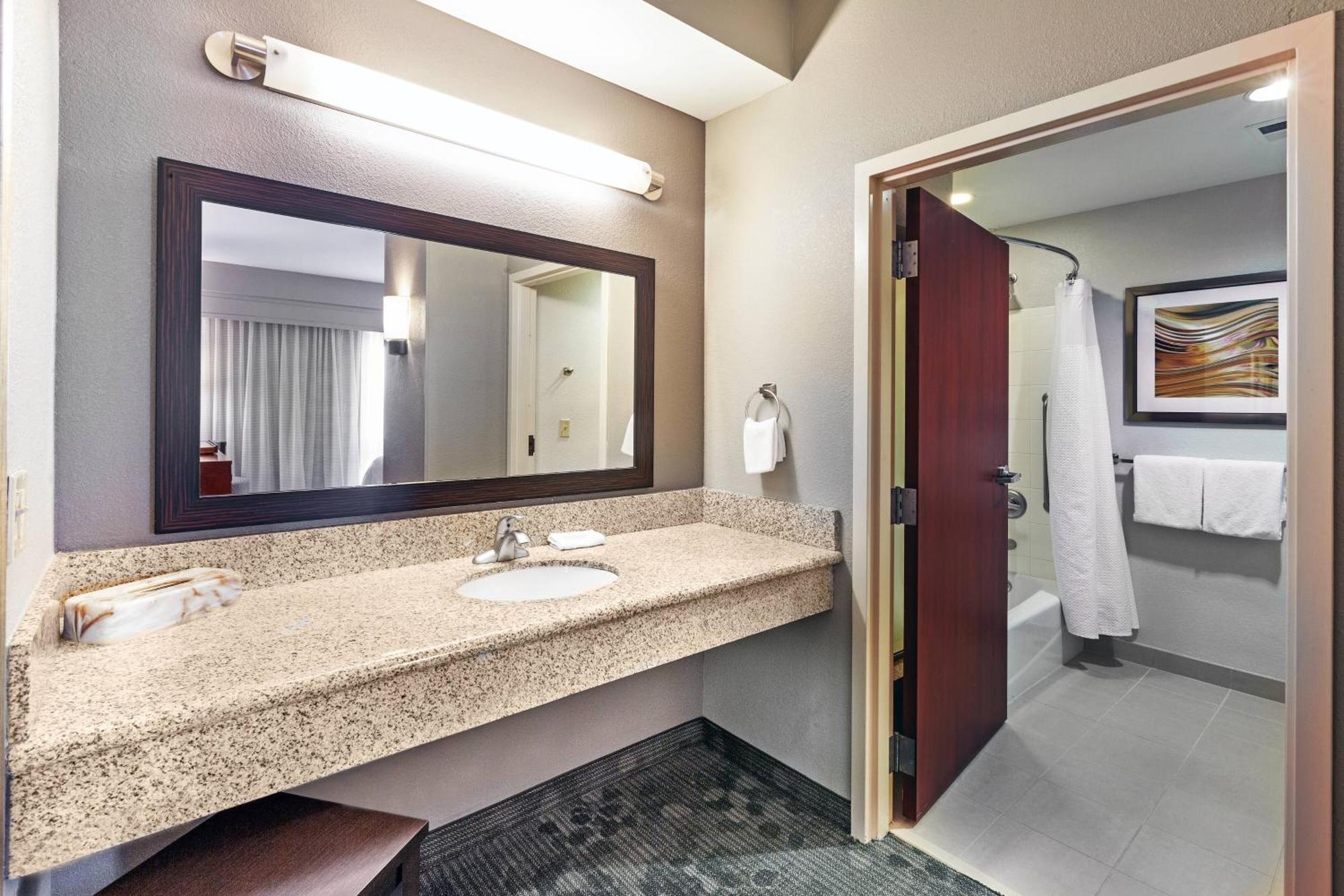 Courtyard By Marriott Tulsa Woodland Hills Hotel Buitenkant foto